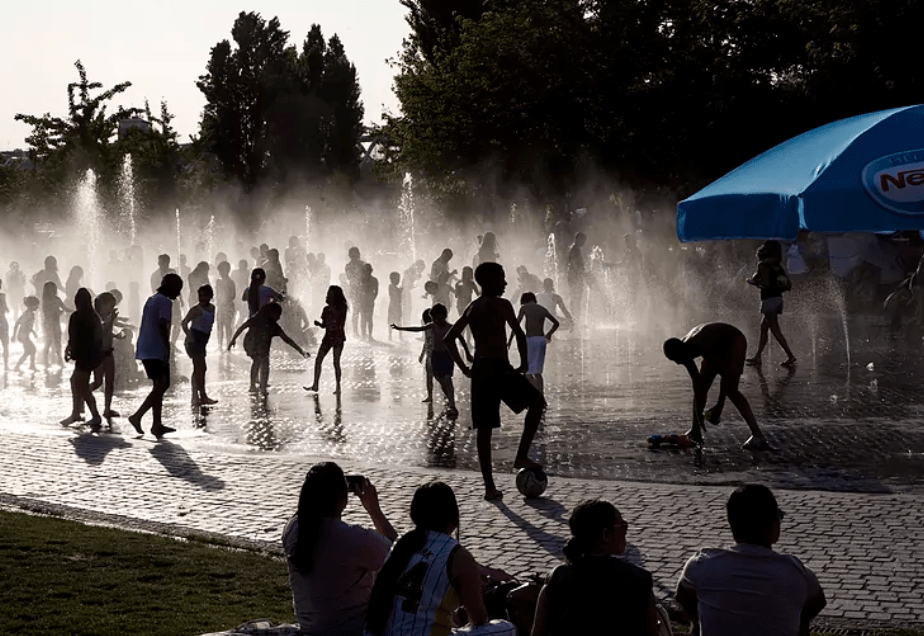 *Kids cooling down in Madrid Rio - Steps into Spain